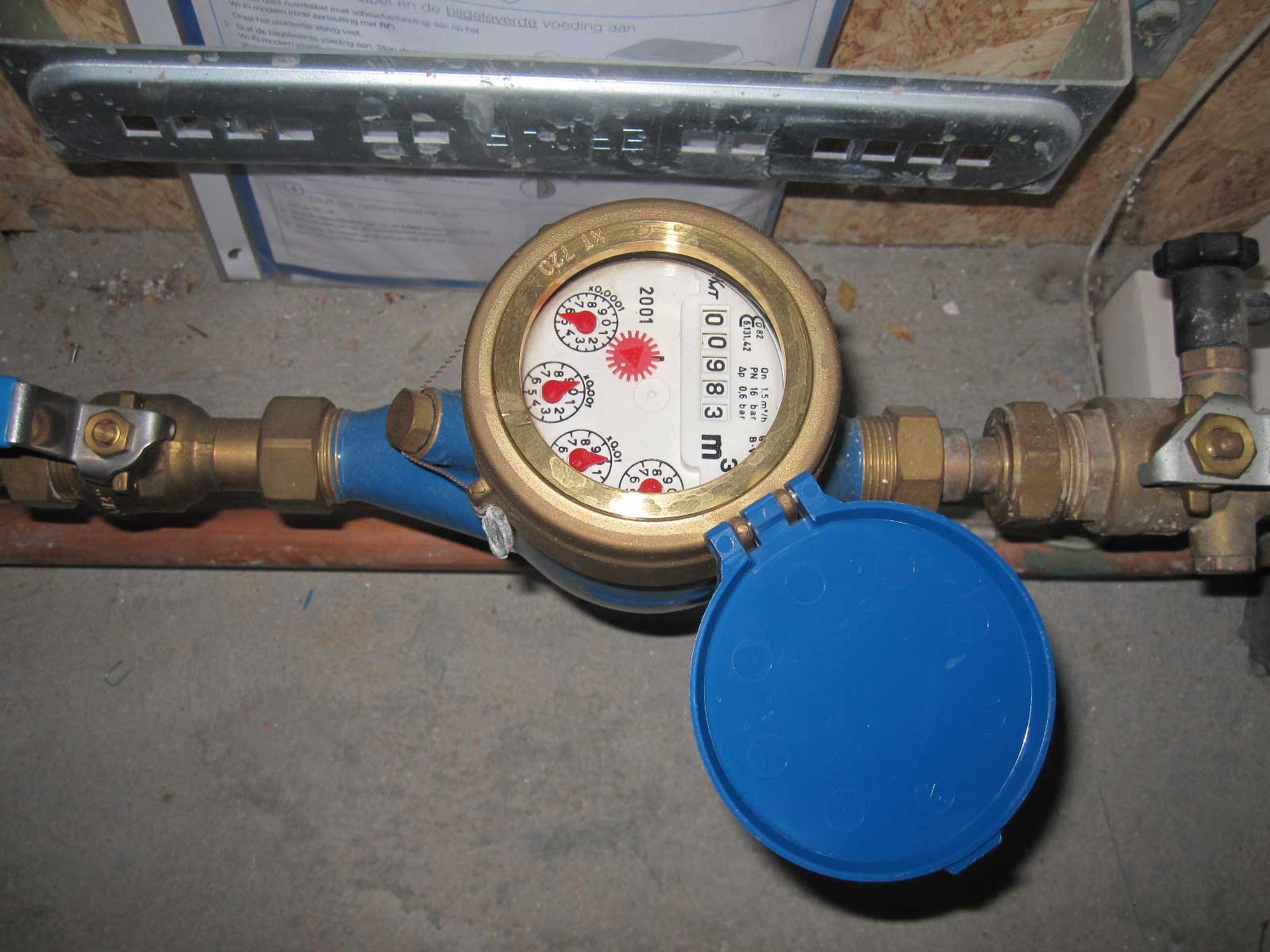 Schade warm waterleiding betonwand - lekkage lekdetectie Schade warm waterleiding betonwand - lekkage lekdetectie